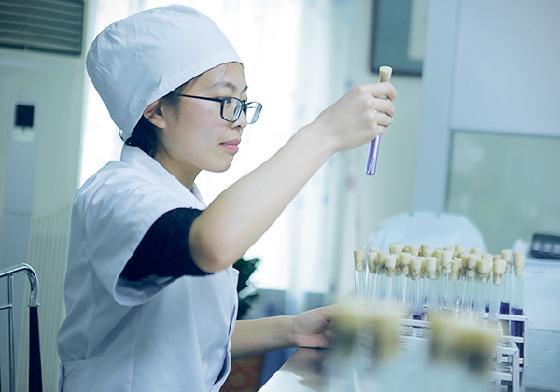 没有添加剂的食品更安全？盘点理解误区 现代社会，食品添加剂无处不在、无时不在。它们被列入合法范围之前已经过严谨的科学验证，在食品生产中只要按国家标准添加，并不会发生安全性事件。但在一连串令人谈之色变的食品安全事件后，人们对食品添加剂产生了恐慌心理，甚至认为色彩艳丽往往是毒物的伪装，这主要是对食品添加剂的错误认识引起的。 什么是食品添加剂?世界各国对食品添加剂的定义不尽相同，联合国粮农组织(FAO)和世界卫生组织(WHO)联合食品法规 30 2019 / 01