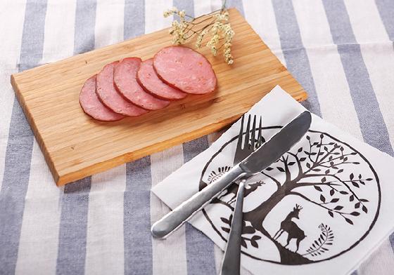 食品添加抗生素来防腐?欧洲人也这么干 全球每年因为腐败变质而导致的食物浪费大约占浪费总量的10%～20%,因此食品防腐不仅是食品安全的保障，也是实现环保节约的重要手段。食品防腐剂有许多种，最常见的是苯甲酸、山梨酸等，但消费者往往对这些化学名词感到恐惧。而有一种叫做乳酸链球菌素(Nisin)的抗生素，属于微生物发酵得到的天然防腐剂，现已被广泛应用于食品。 首个批准用于食品的抗菌素 上世纪20年代，美国科学家发现乳酸链球菌产生的某种物 30 2019 / 01